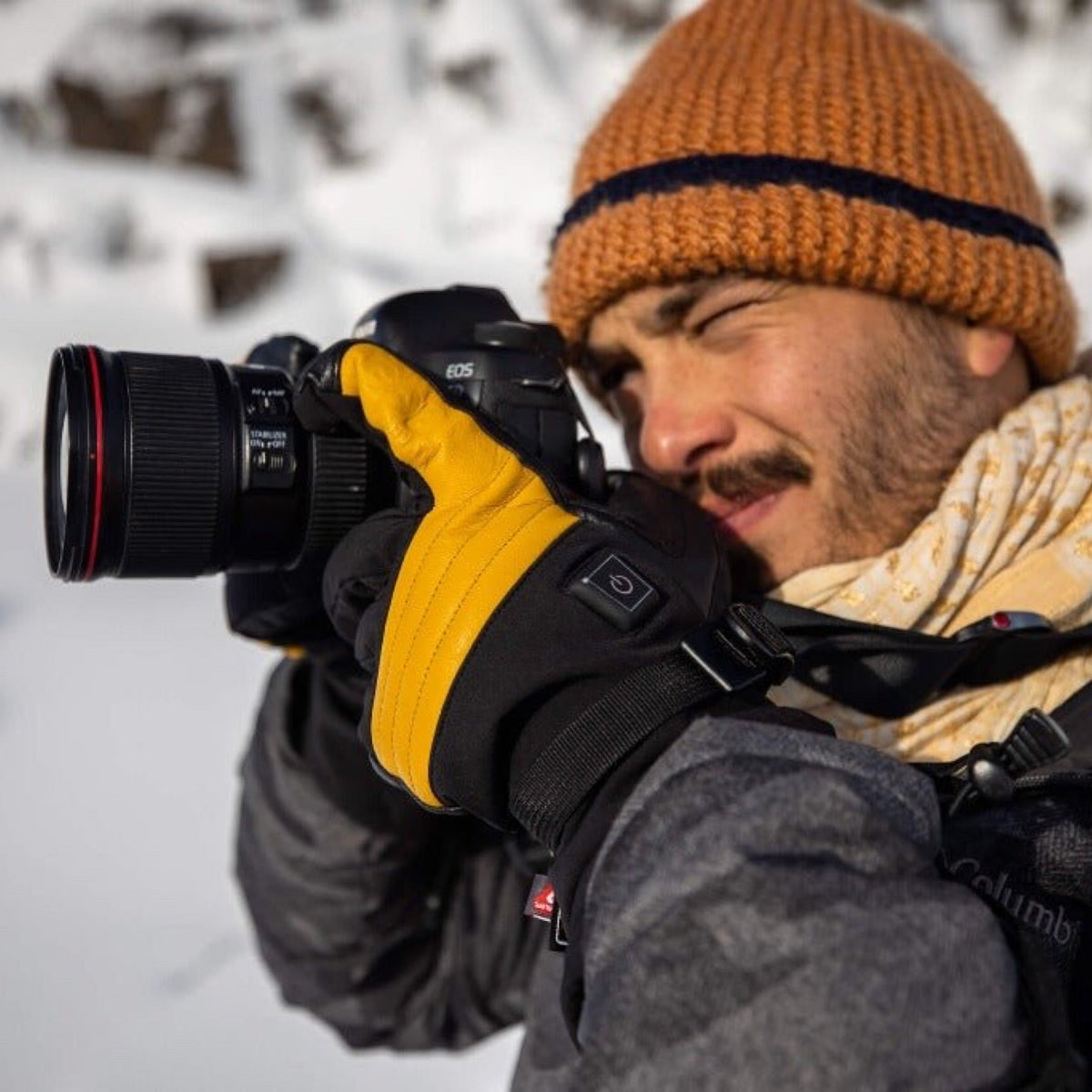 Heated ski gloves with rechargeable battery - detail view