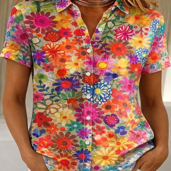 Comfortable women's floral summer shirt. Casual button-up blouse with short sleeves, ideal for everyday fashion.