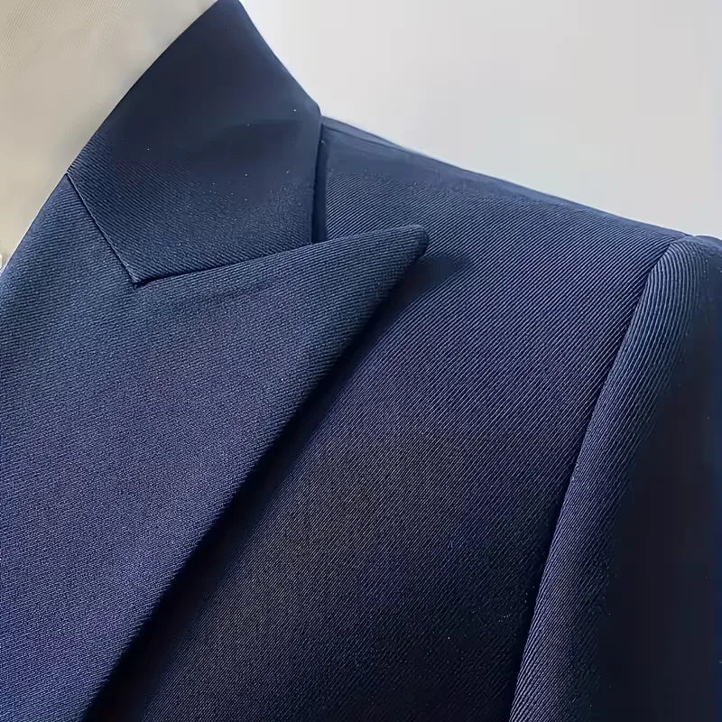 Classic yet modern: a slim fit double-breasted 3-piece suit with waistcoat for men's fashion.